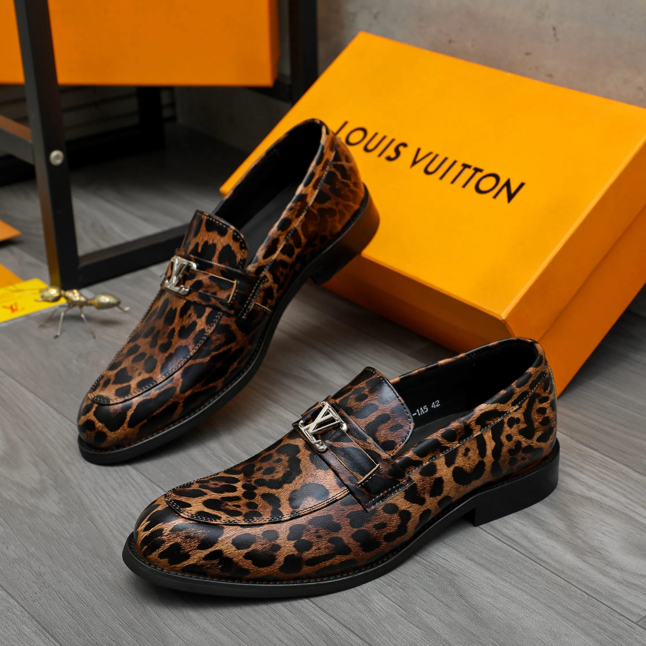 Men's shoes 💰p460 Product trademark: LV "Louis Vuitton" business slip-on leather shoes. Regular size: 39-45 (45 is custom-made and non-returnable) Product materials: Selected leopard print cowhide upper, cowhide lining, original rubber outsole